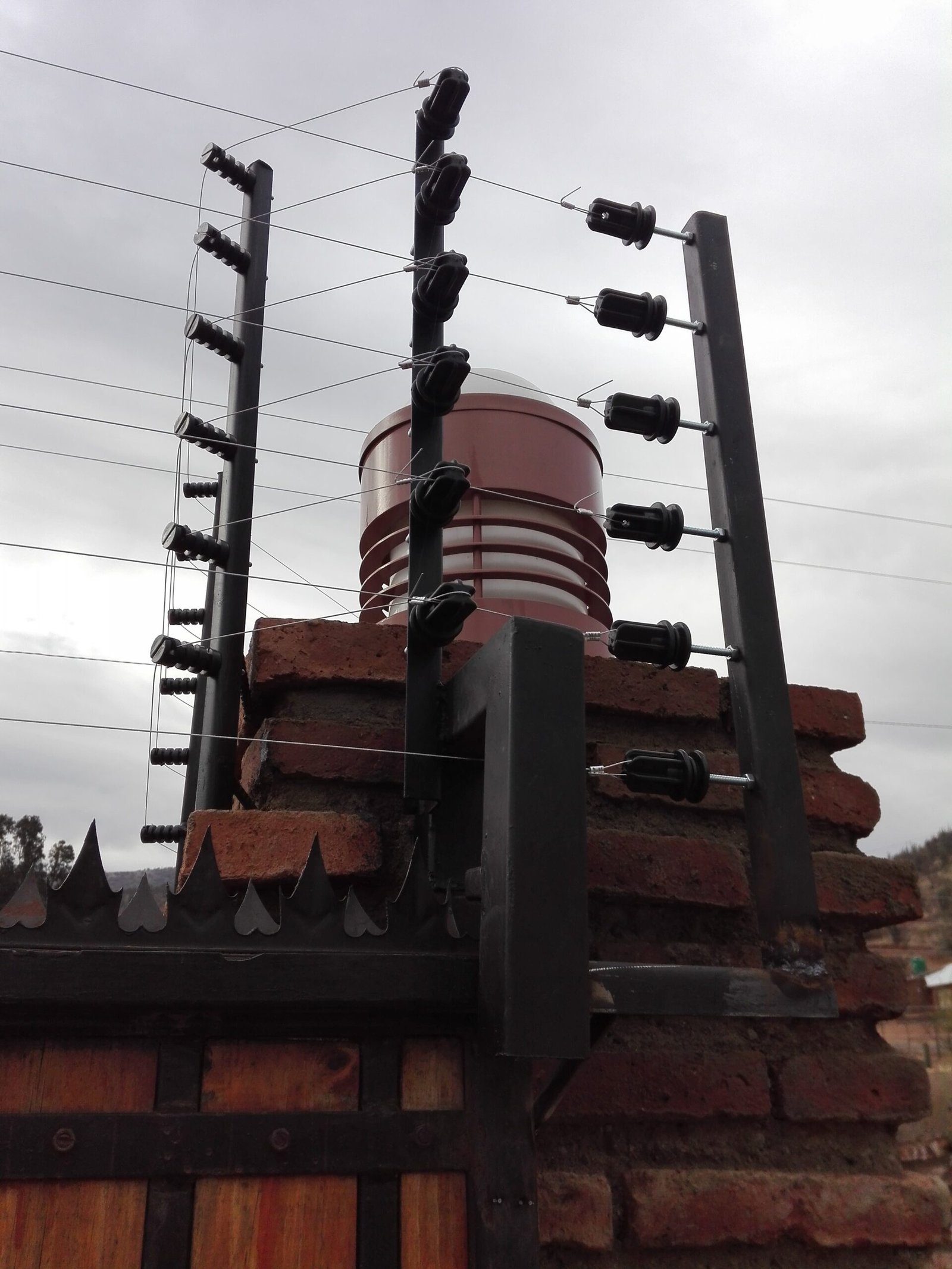 Método TKC para alimentar cerco eléctrico en portón corredizo
