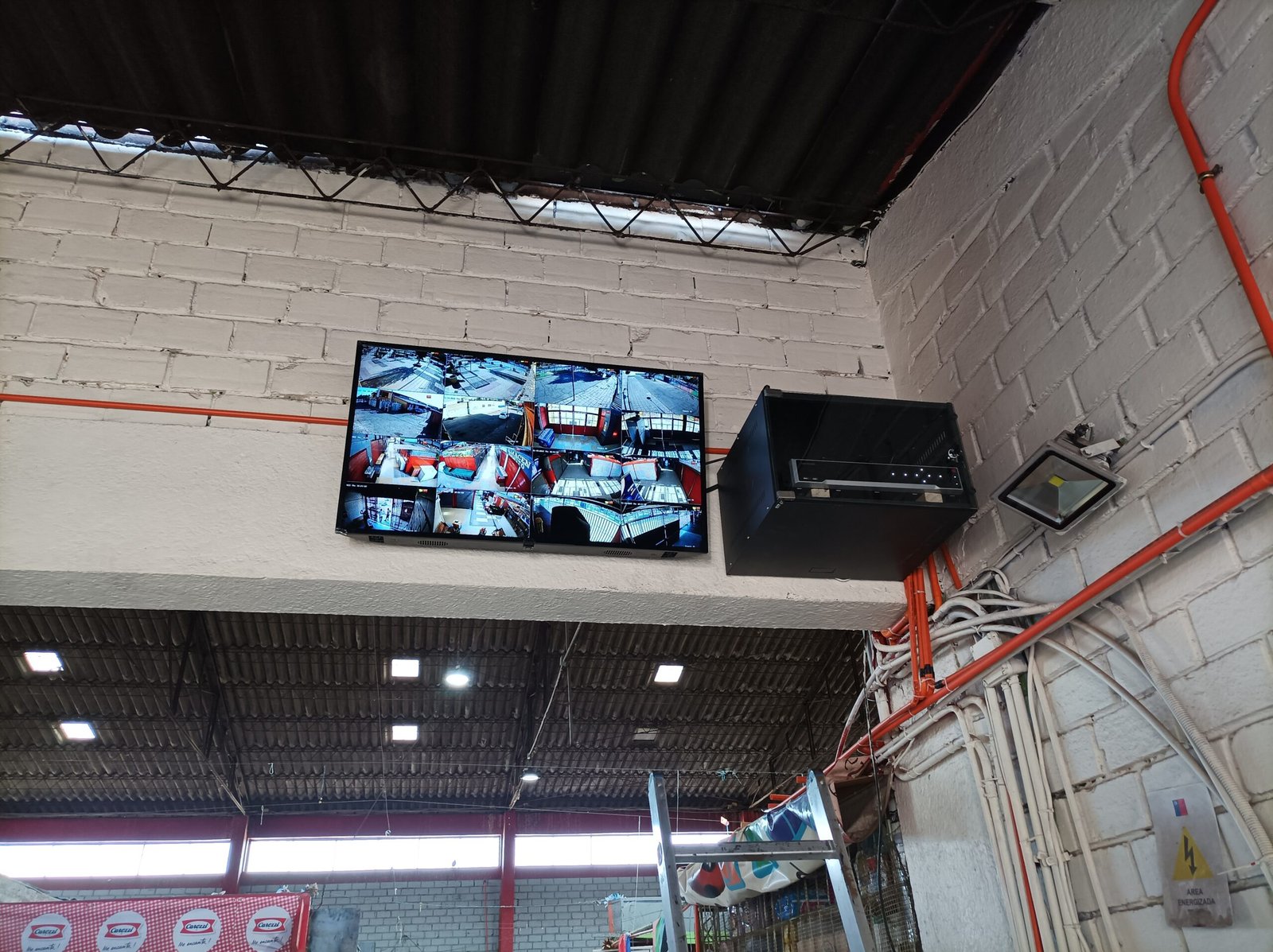 Proyecto de CCTV en mercado municipal con rack y monitor